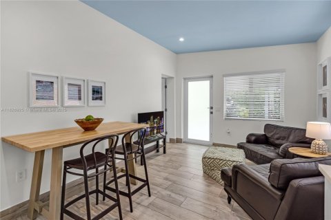 House in Miami, Florida 3 bedrooms, 66.89 sq.m. № 1826043 - photo 6