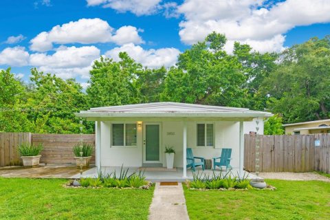 House in Miami, Florida 3 bedrooms, 66.89 sq.m. № 1826043 - photo 1