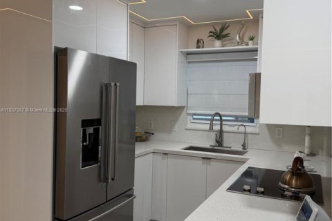 House in Florida City, Florida 4 bedrooms, 102.1 sq.m. № 1947894 - photo 7