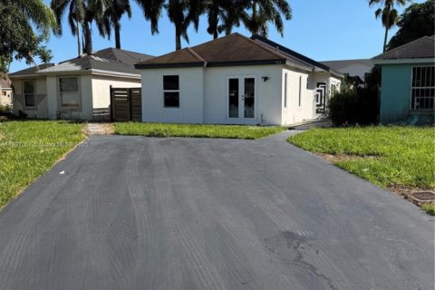 House in Florida City, Florida 4 bedrooms, 102.1 sq.m. № 1947894 - photo 2