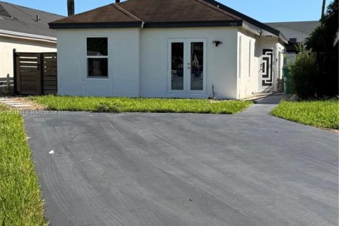 House in Florida City, Florida 4 bedrooms, 102.1 sq.m. № 1947894 - photo 1