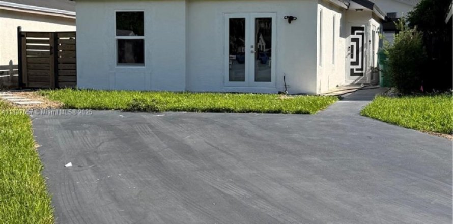 House in Florida City, Florida 4 bedrooms, 102.1 sq.m. № 1947894