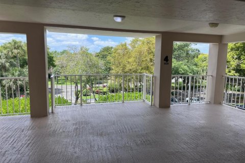 Condo in Pompano Beach, Florida, 3 bedrooms № 2190662 - photo 15