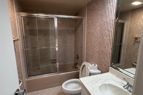 Condo in Pompano Beach, Florida, 3 bedrooms № 2190662 - photo 12