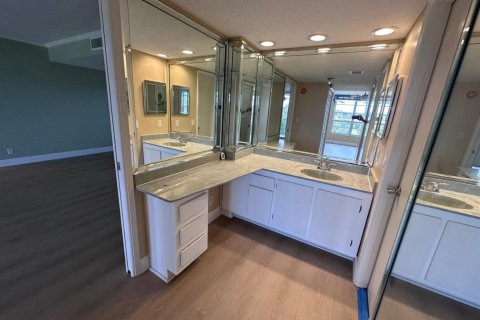 Condo in Pompano Beach, Florida, 3 bedrooms № 2190662 - photo 9