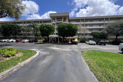 Condo in Pompano Beach, Florida, 3 bedrooms № 2190662 - photo 18