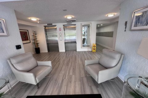 Condo in Pompano Beach, Florida, 3 bedrooms № 2190662 - photo 17