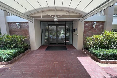 Condo in Pompano Beach, Florida, 3 bedrooms № 2190662 - photo 19