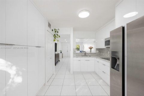 Copropriété à vendre à Hialeah, Floride: 2 chambres, 83.98 m2 № 1999219 - photo 6