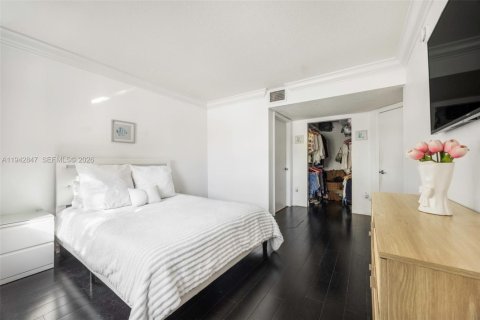 Copropriété à vendre à Hialeah, Floride: 2 chambres, 83.98 m2 № 1999219 - photo 8