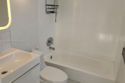 Apartment in North Miami, Florida 1 bedroom, 2598.38 sq.m. № 1999873 - photo 13