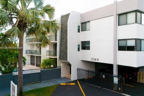 Apartment in North Miami, Florida 1 bedroom, 2598.38 sq.m. № 1999873 - photo 2