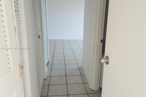 Apartment in North Miami, Florida 1 bedroom, 2598.38 sq.m. № 1999873 - photo 14