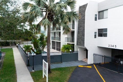 Apartment in North Miami, Florida 1 bedroom, 2598.38 sq.m. № 1999873 - photo 5