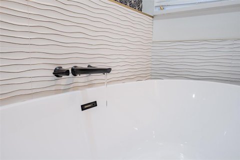 Casa en venta en Orlando, Florida, 5 dormitorios, 278.99 m2 № 2409025 - foto 14