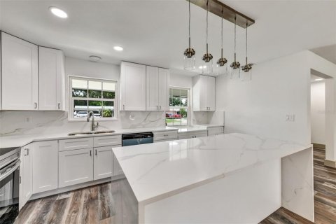 House in Largo, Florida 3 bedrooms, 130.53 sq.m. № 1880472 - photo 8
