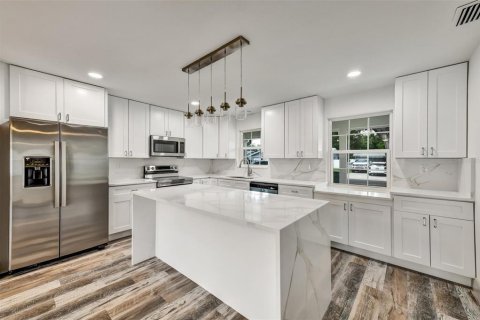 House in Largo, Florida 3 bedrooms, 130.53 sq.m. № 1880472 - photo 7