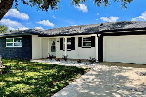 House in Largo, Florida 3 bedrooms, 130.53 sq.m. № 1880472 - photo 1