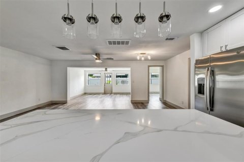House in Largo, Florida 3 bedrooms, 130.53 sq.m. № 1880472 - photo 5