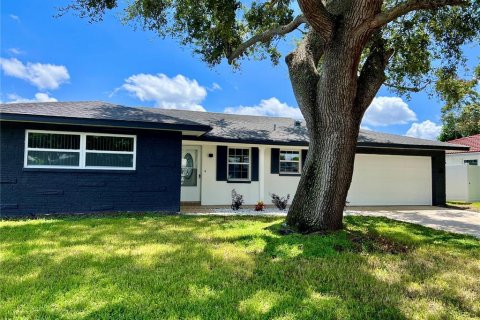 House in Largo, Florida 3 bedrooms, 130.53 sq.m. № 1880472 - photo 2