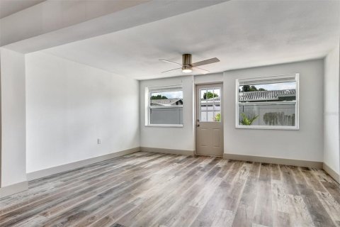 House in Largo, Florida 3 bedrooms, 130.53 sq.m. № 1880472 - photo 17
