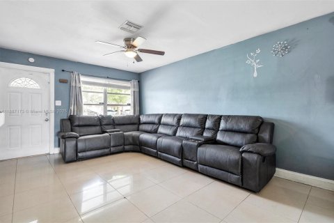 House in Lauderhill, Florida 4 bedrooms, 99.03 sq.m. № 1946168 - photo 6