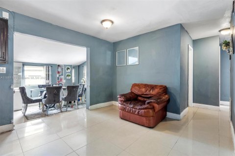 House in Lauderhill, Florida 4 bedrooms, 99.03 sq.m. № 1946168 - photo 7