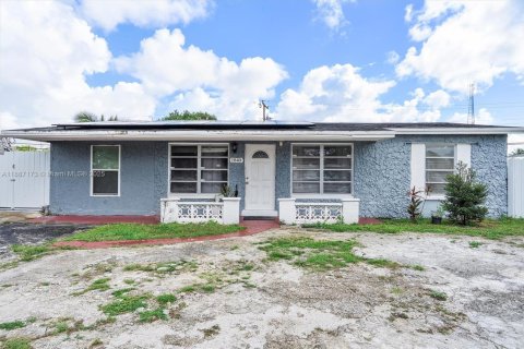 House in Lauderhill, Florida 4 bedrooms, 99.03 sq.m. № 1946168 - photo 1