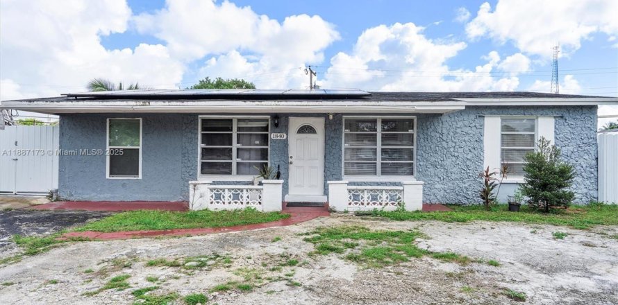 House in Lauderhill, Florida 4 bedrooms, 99.03 sq.m. № 1946168