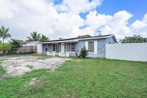 House in Lauderhill, Florida 4 bedrooms, 99.03 sq.m. № 1946168 - photo 2