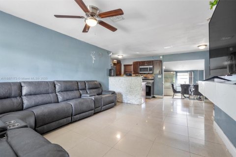 House in Lauderhill, Florida 4 bedrooms, 99.03 sq.m. № 1946168 - photo 4