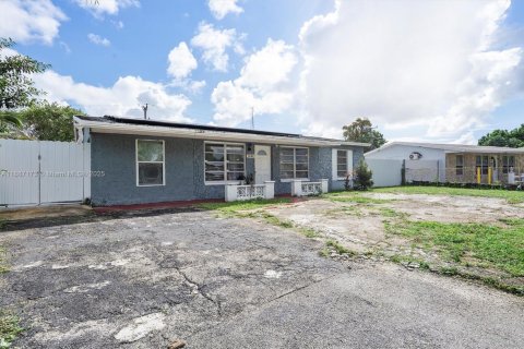 House in Lauderhill, Florida 4 bedrooms, 99.03 sq.m. № 1946168 - photo 3