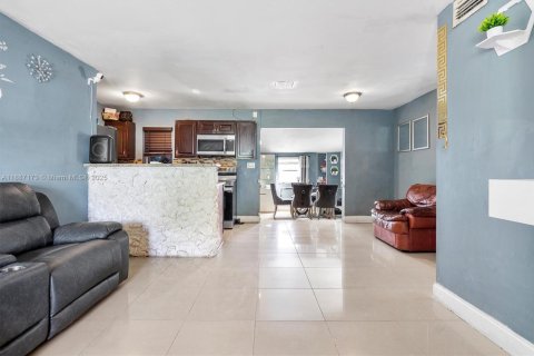 House in Lauderhill, Florida 4 bedrooms, 99.03 sq.m. № 1946168 - photo 5