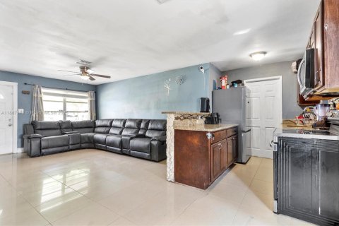 House in Lauderhill, Florida 4 bedrooms, 99.03 sq.m. № 1946168 - photo 9