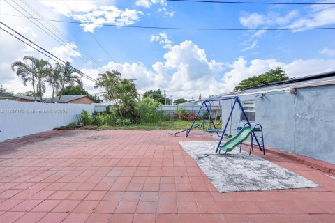House in Lauderhill, Florida 4 bedrooms, 99.03 sq.m. № 1946168 - photo 18