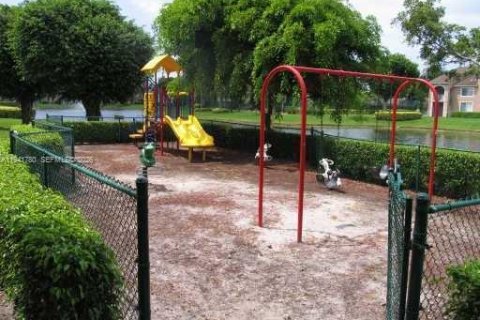 Condo in Miramar, Florida, 3 bedrooms  № 1998960 - photo 9