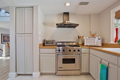 House in Treasure Island, Florida 2 bedrooms, 145.86 sq.m. № 1886418 - photo 9