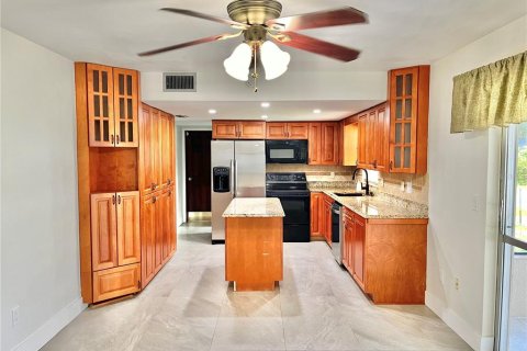 Casa en venta en Kissimmee, Florida, 5 dormitorios, 212.56 m2 № 1826927 - foto 2