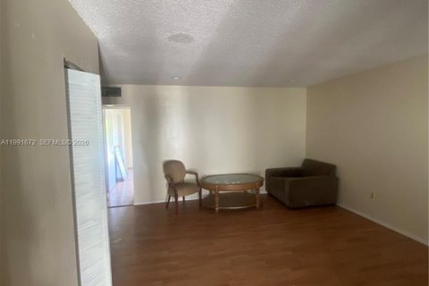 Condominio en alquiler en North Miami, Florida, 1 dormitorio, 64.2 m2 № 2056648 - foto 10