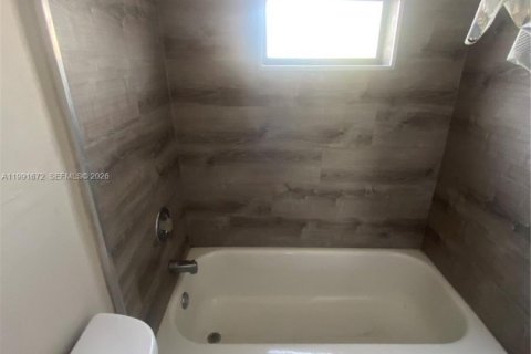 Condominio en alquiler en North Miami, Florida, 1 dormitorio, 64.2 m2 № 2056648 - foto 5