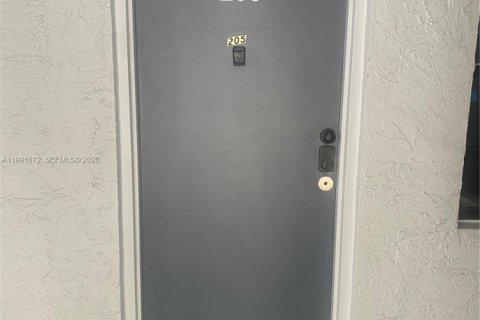 Condominio en alquiler en North Miami, Florida, 1 dormitorio, 64.2 m2 № 2056648 - foto 2