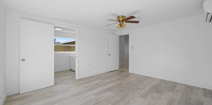 House in Tamarac, Florida 4 bedrooms, 157 sq.m. № 1221595