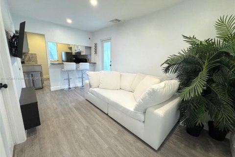 Снять в аренду виллу или дом в Майами, Флорида 2 спальни, 60.85м2, № 1925177 - фото 3