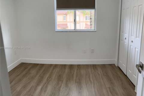 Townhouse in Doral, Florida 4 bedrooms, 140 sq.m. № 2058501 - photo 16