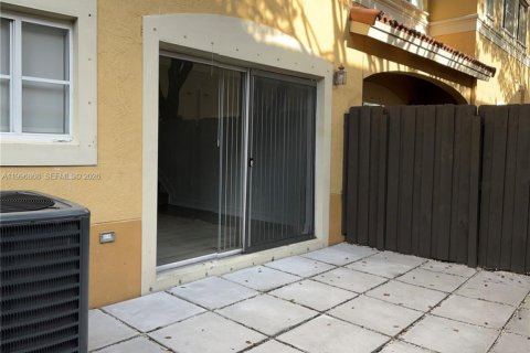 Townhouse in Doral, Florida 4 bedrooms, 140 sq.m. № 2058501 - photo 4