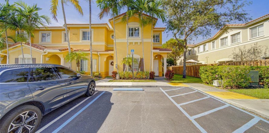 Townhouse in Doral, Florida 4 bedrooms, 140 sq.m. № 2058501