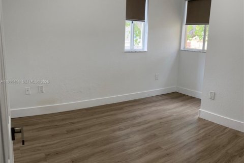 Townhouse in Doral, Florida 4 bedrooms, 140 sq.m. № 2058501 - photo 14