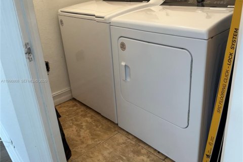 Townhouse in Doral, Florida 4 bedrooms, 140 sq.m. № 2058501 - photo 15