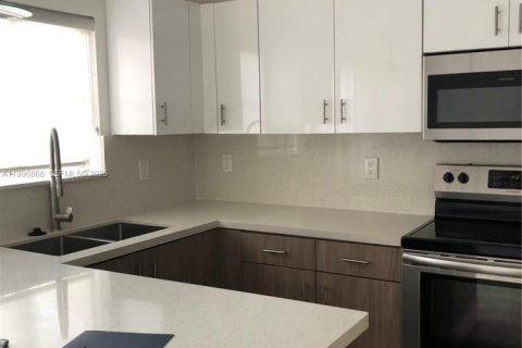 Townhouse in Doral, Florida 4 bedrooms, 140 sq.m. № 2058501 - photo 8