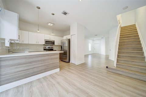 Townhouse in Doral, Florida 4 bedrooms, 140 sq.m. № 2058501 - photo 2
